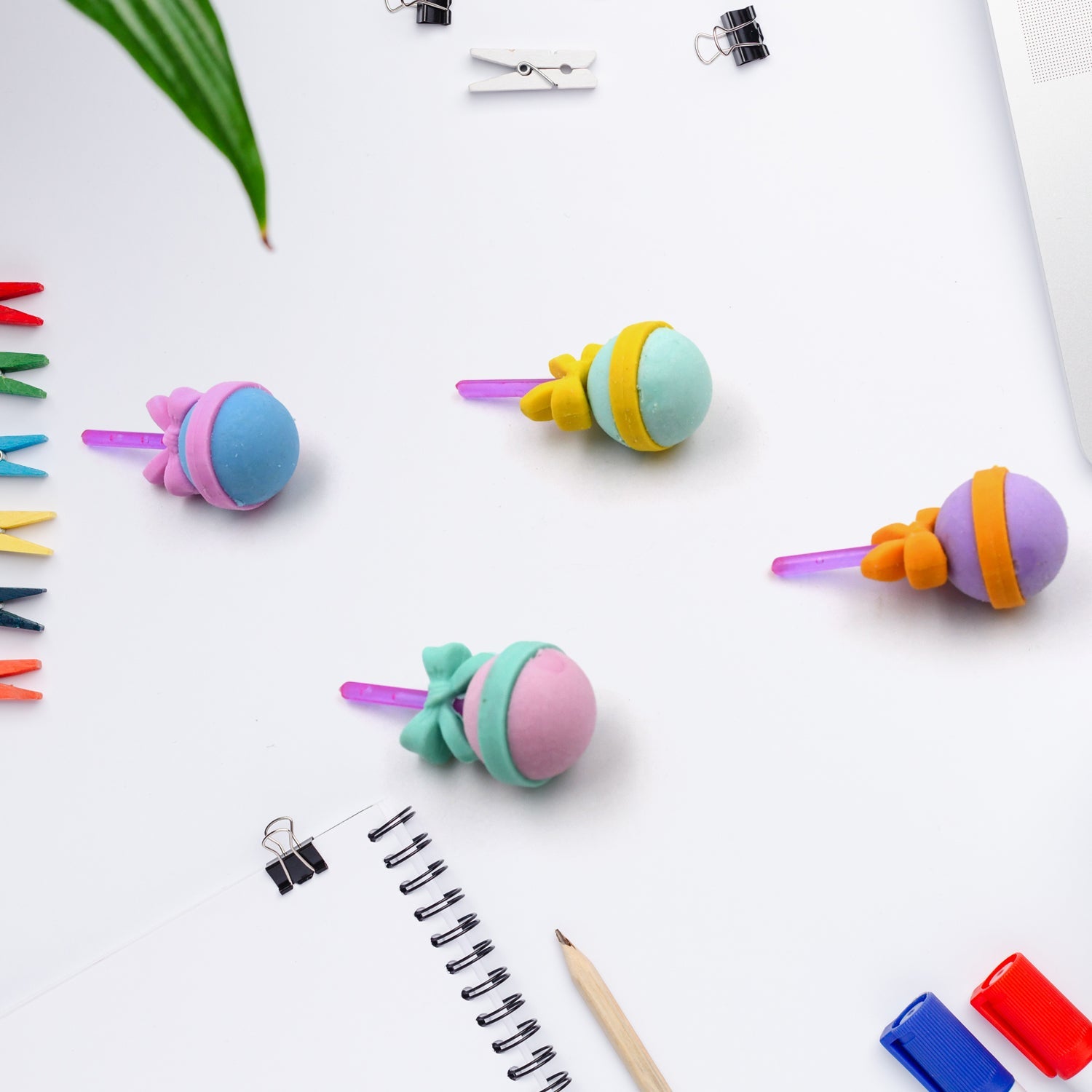 Set of 4 lollipop and doughnut erasers for children. Set of 4 lollipop and doughnut erasers for children.